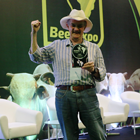 Eleito duas vezes pela revista BeefWorld o melhor produtor de bezerros do Brasil.